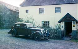 car outside Llwyndu